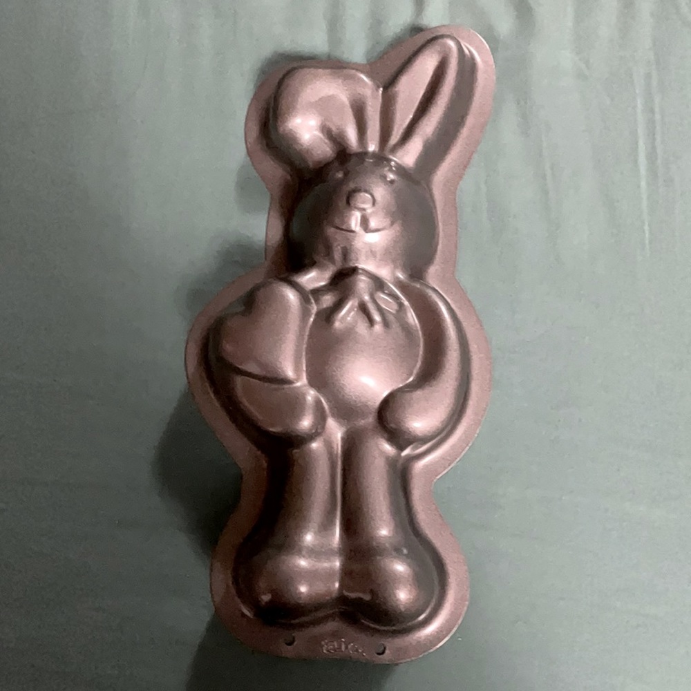 Vintage Bunny with Heart Cake pan